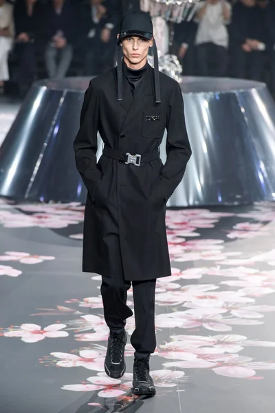 Look 16